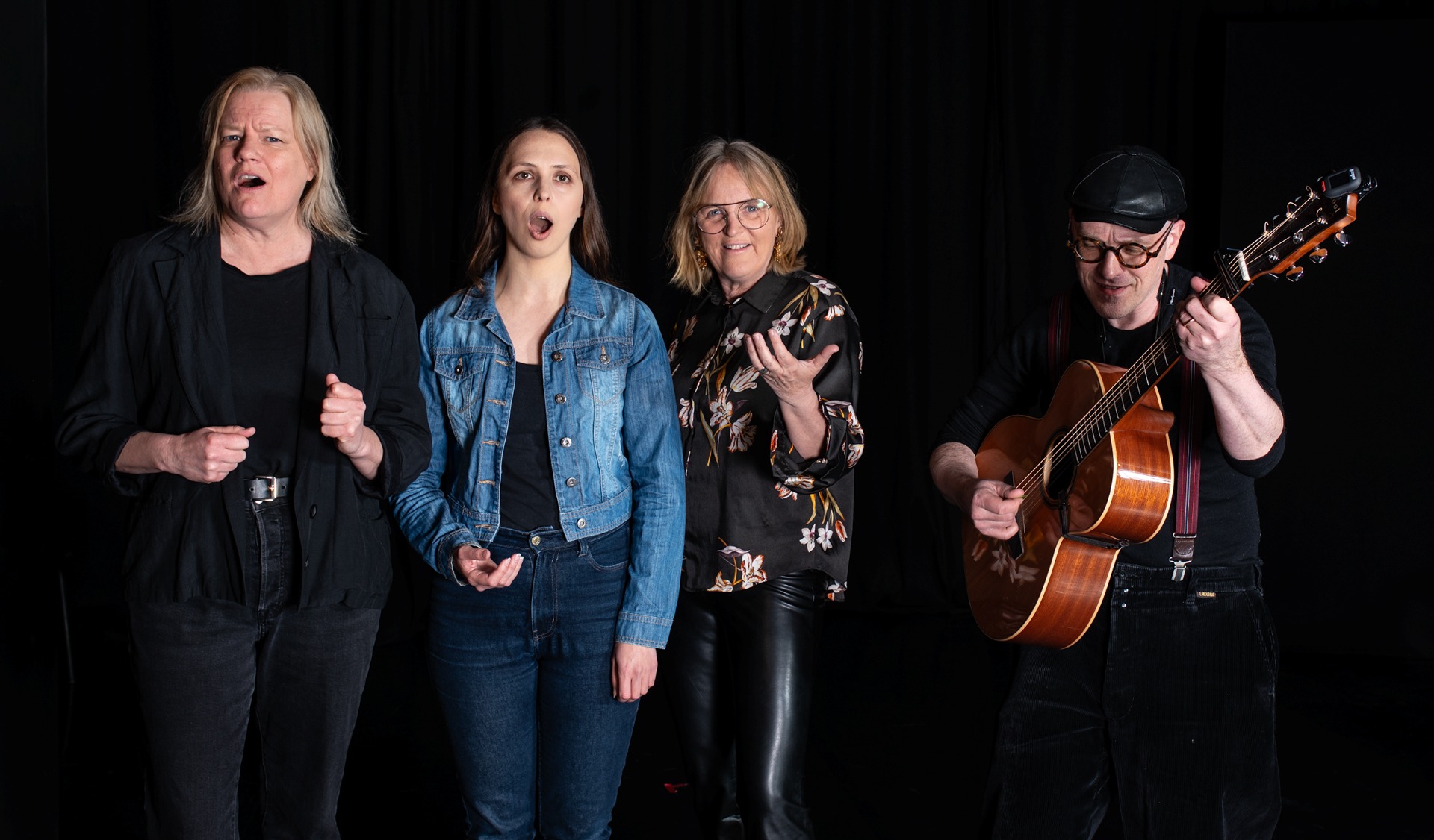 Anna Linander, Elin Hilläng, Heléne Götberg och Daniel Östersjö som sjunger tillsammans. Foto: Barbro Agstam.