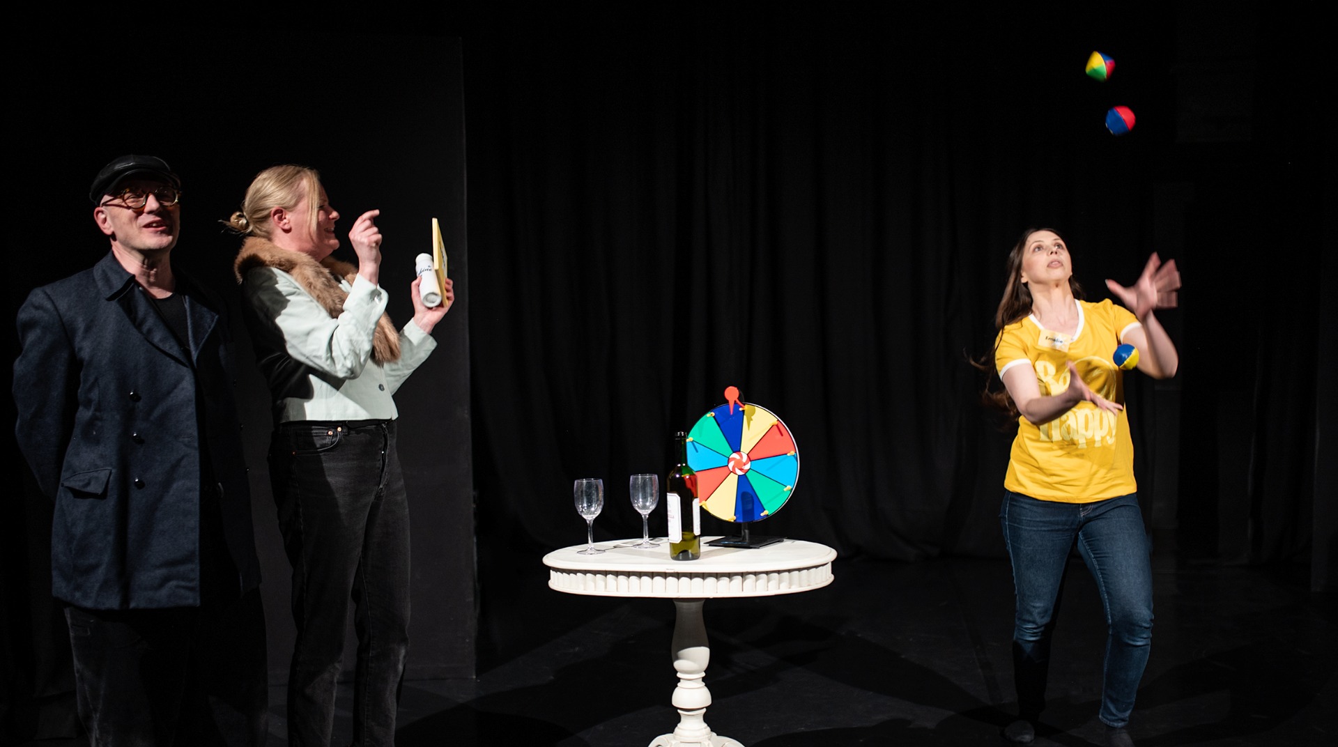 Daniel Östersjö, Anna Linander och Elin Hilläng i en sketch om en glädjekonsulent som har börjat gråta på jobbet. Bild av Barbro Agstam. 